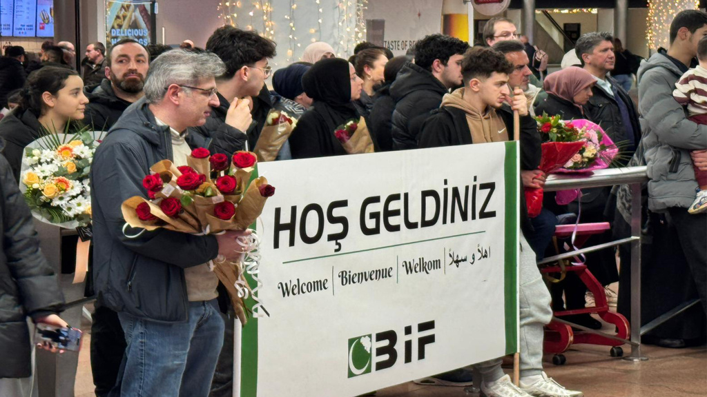 İki kafile halinde gelen umrecilerimiz coşkuyla karşılandı
